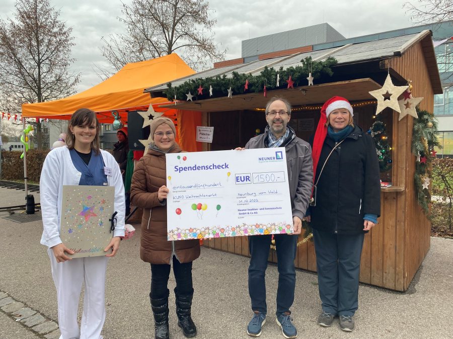 Übergabe Spendenschek auf den KUNO-Weihnachsmarkt des VKKK Ostbayern e.V.